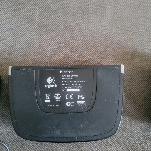 Logitech Harmony 900 Charging Base, Accessories & IR Blaster - Picture 4 of 5